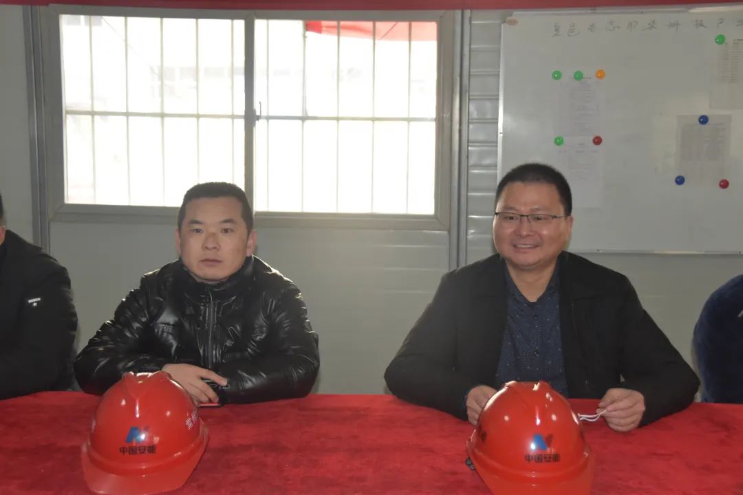 公司领导春节慰问项目现场值班人员(图2) 图片