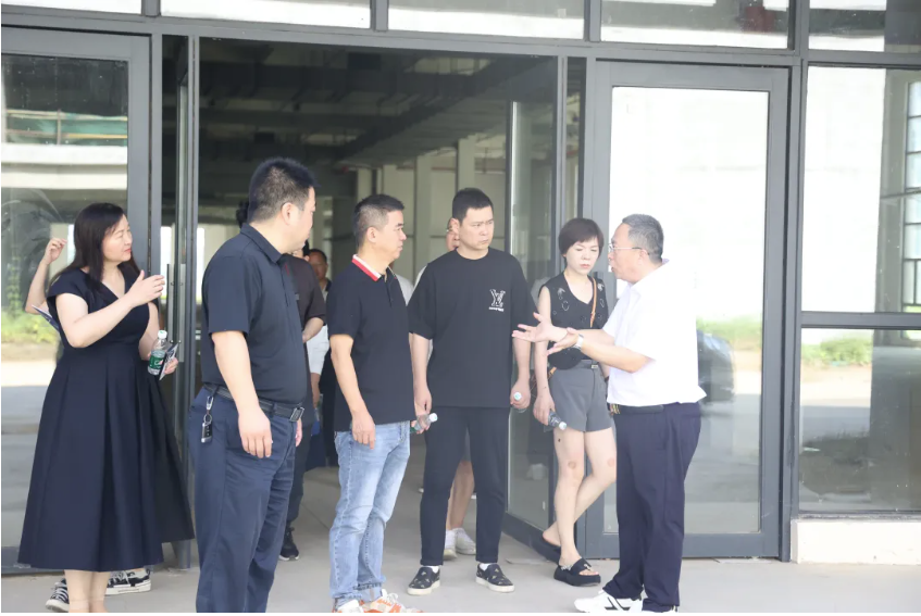 海盐服装行业协会会长郑利明一行莅临园区考察工作(图3)